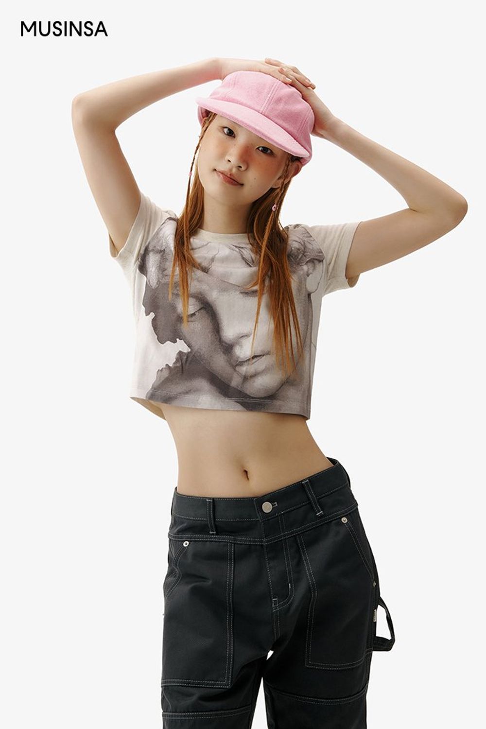 그래픽 티셔츠와 워크 팬츠를 매치하고 핑크 컬러 볼캡으로 포인트를 준 스트릿 룩 #컬러포인트 #키높이 #스티치 #크롭 #여름 #스트릿 #에디터_이여름