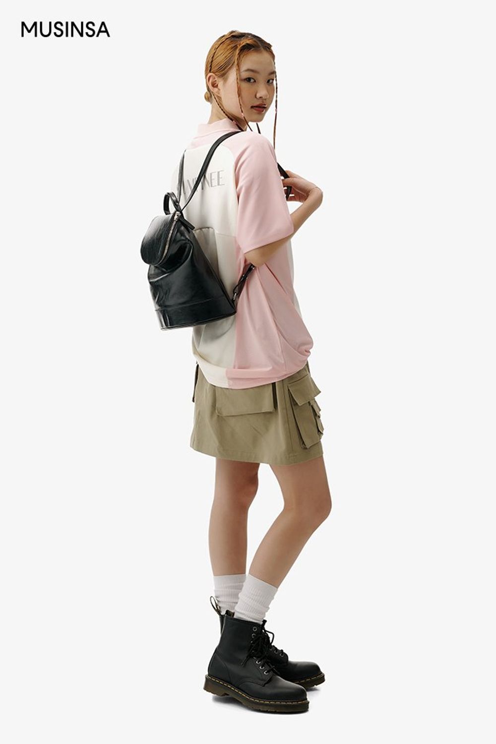 스포티 무드의 반소매 티셔츠와 카고 스커트로 연출한 걸리시 룩 #레터링 #컬러블록 #여름 #걸리시 #블록코어 #에디터_이여름