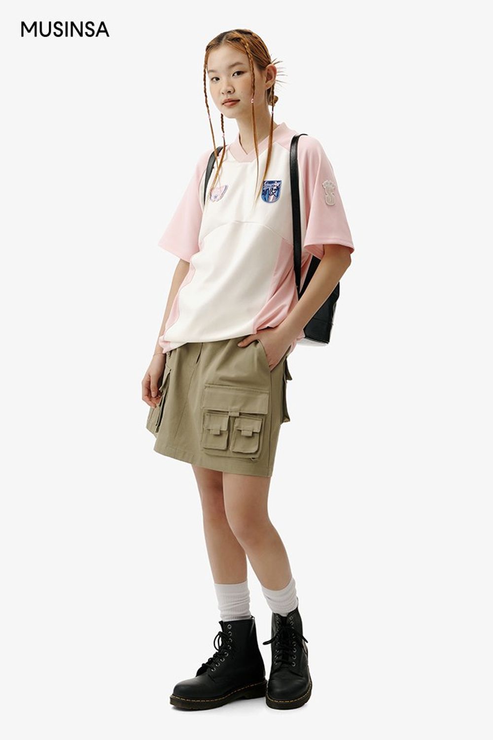 스포티 무드의 반소매 티셔츠와 카고 스커트로 연출한 걸리시 룩 #레터링 #컬러블록 #여름 #걸리시 #블록코어 #에디터_이여름