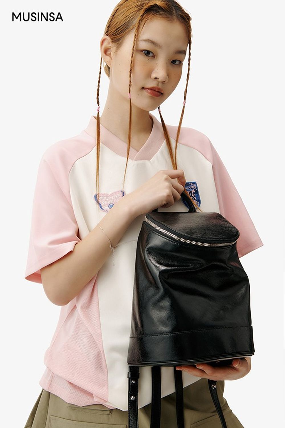 스포티 무드의 반소매 티셔츠와 카고 스커트로 연출한 걸리시 룩 #레터링 #컬러블록 #여름 #걸리시 #블록코어 #에디터_이여름