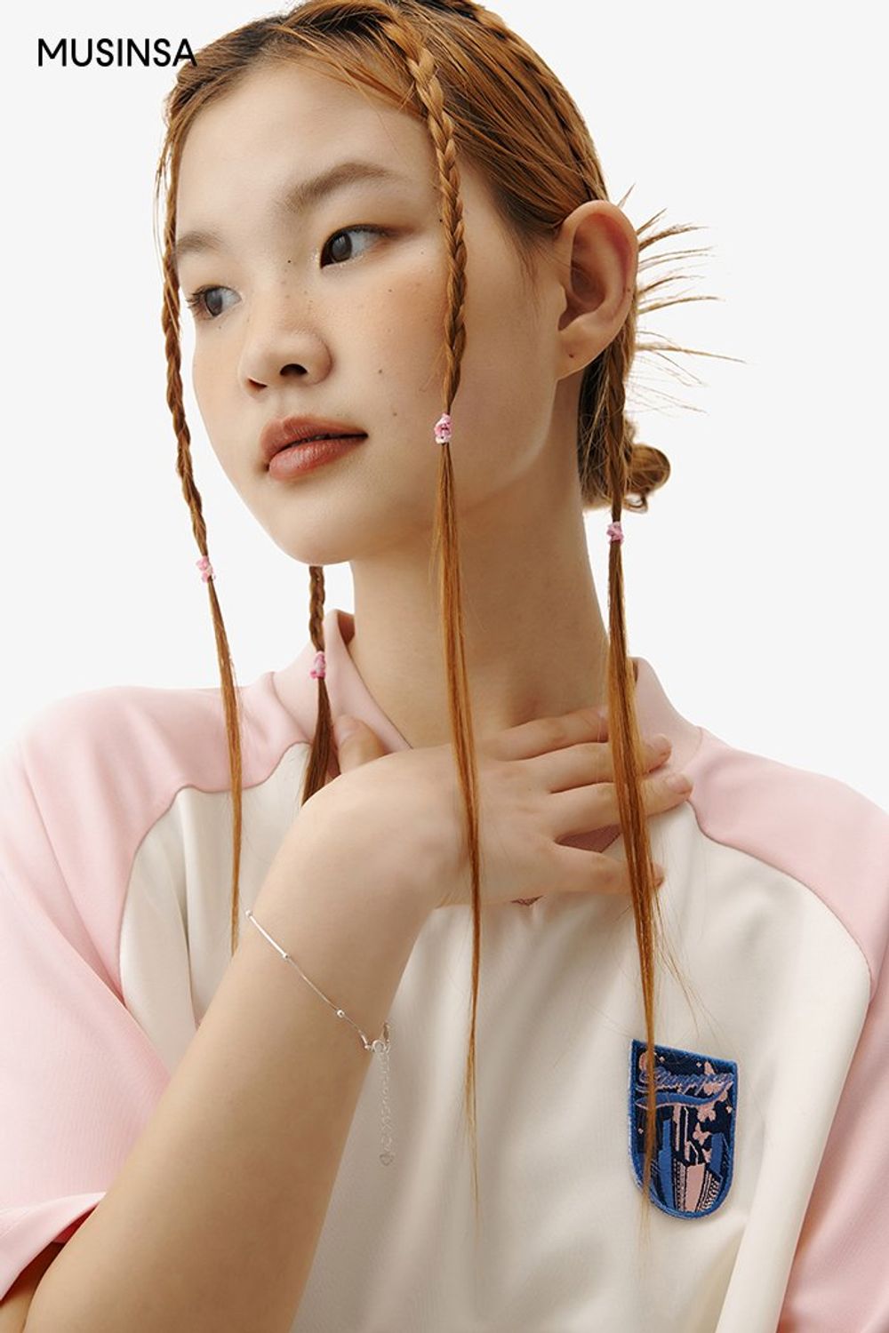 스포티 무드의 반소매 티셔츠와 카고 스커트로 연출한 걸리시 룩 #레터링 #컬러블록 #여름 #걸리시 #블록코어 #에디터_이여름