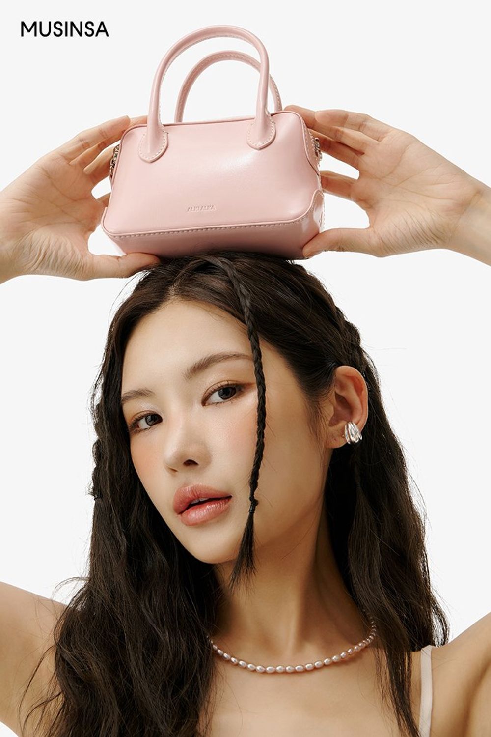 미니 원피스에 레그 워머와 플랫 슈즈를 더해 완성한 걸리시 룩 #파스텔 #뉴트럴톤 #여친룩 #마이크로백 #여름 #걸리시 #프릴원피스 #스웨이드슈즈 #에디터_권준희 #발레코어