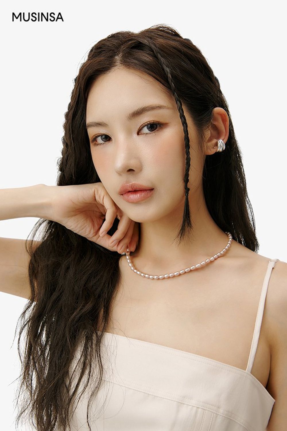 미니 원피스에 레그 워머와 플랫 슈즈를 더해 완성한 걸리시 룩 #파스텔 #뉴트럴톤 #여친룩 #마이크로백 #여름 #걸리시 #프릴원피스 #스웨이드슈즈 #에디터_권준희 #발레코어
