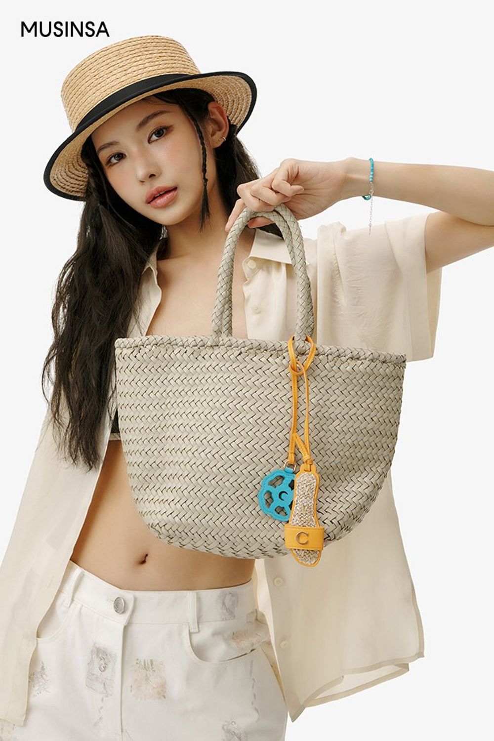 비키니 탑에 와이드 팬츠를 매치하고 셔츠로 마무리한 스타일링 #리조트룩 #여름 #로맨틱 #바캉스 #라피아햇 #여행룩 #라피아백 #에디터_권준희
