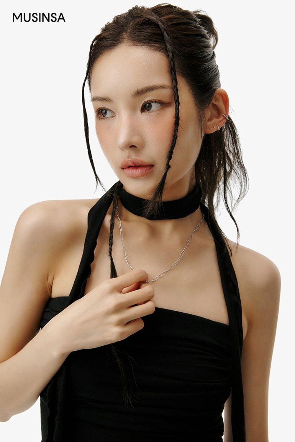 셔링 탑에 미니스커트를 매치하고 실버 백을 더해 완성한 걸리시 룩 #짧치 #여친룩 #여름 #걸리시 #튜브탑 #셔링탑 #시스루스커트 #에디터_권준희