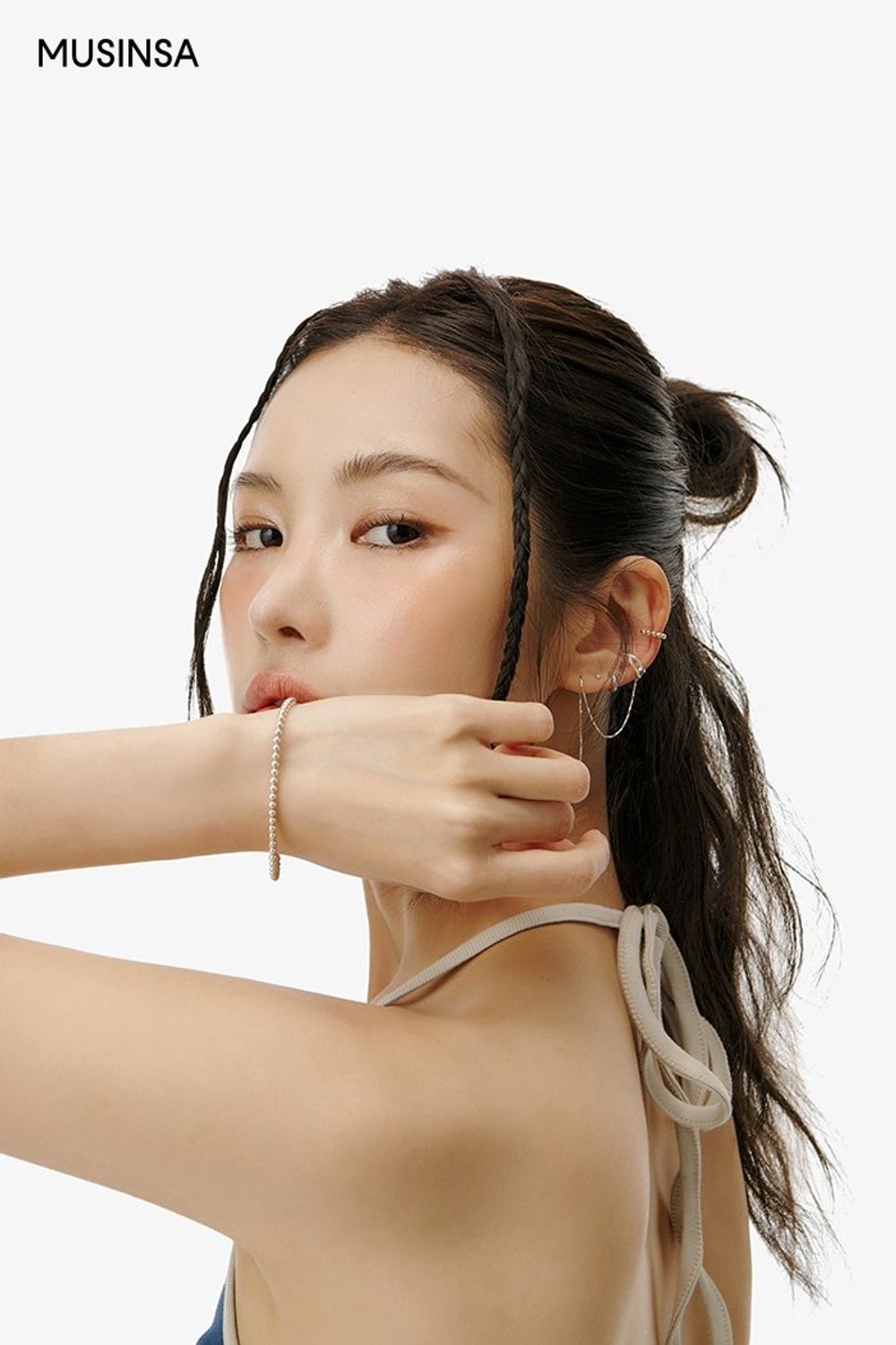 크롭 탑과 그래픽 팬츠의 조합이 돋보이는 서머 스타일링 #페스티벌 #홀터넥 #여름 #스트릿 #크롭탑 #바캉스 #여행룩 #그래픽팬츠 #에디터_권준희