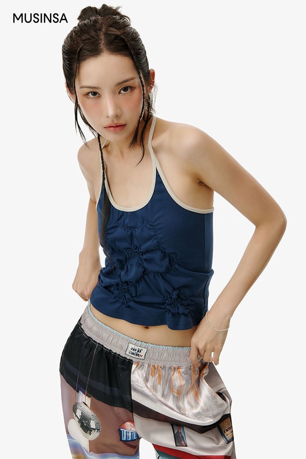 크롭 탑과 그래픽 팬츠의 조합이 돋보이는 서머 스타일링 #페스티벌 #홀터넥 #여름 #스트릿 #크롭탑 #바캉스 #여행룩 #그래픽팬츠 #에디터_권준희