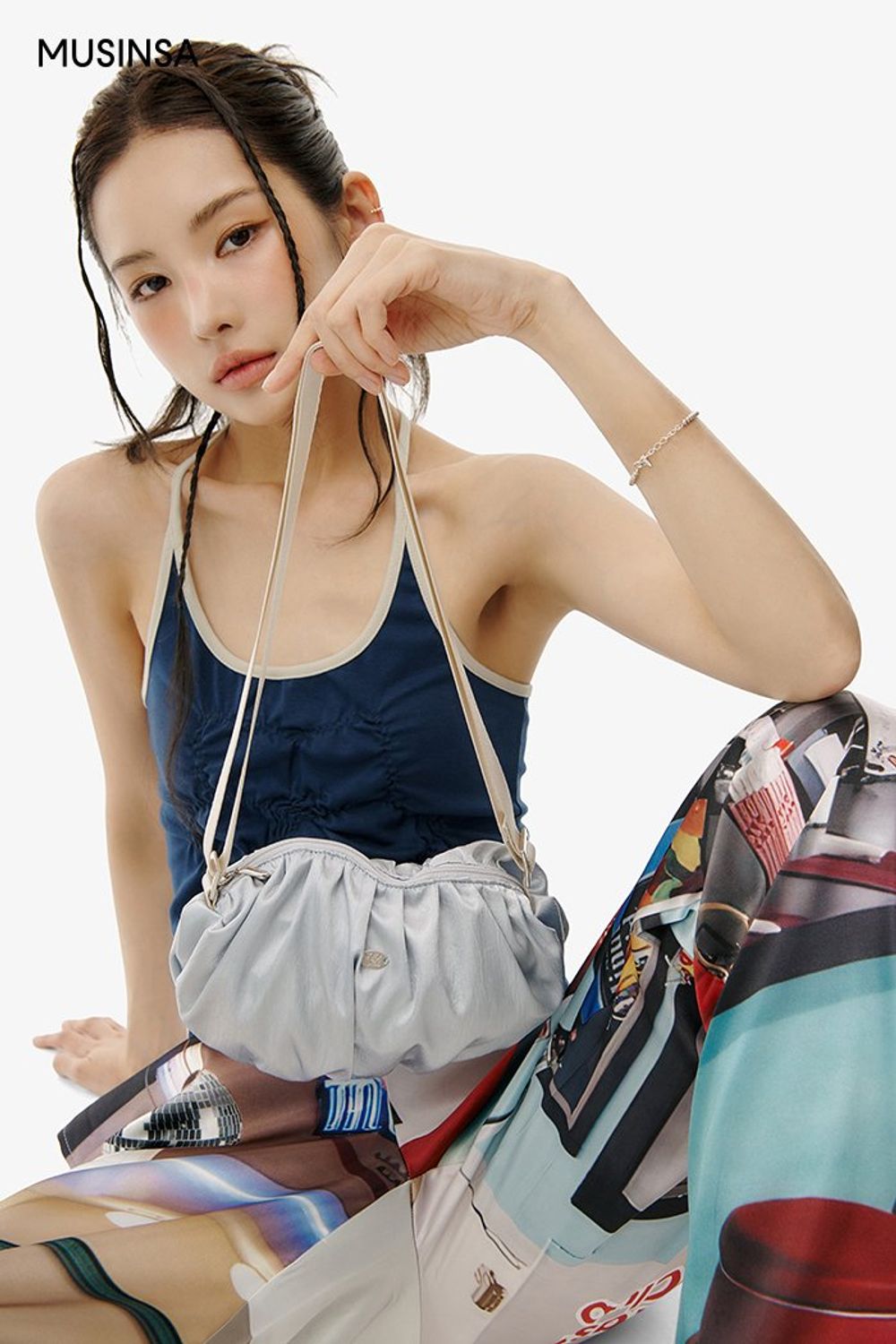 크롭 탑과 그래픽 팬츠의 조합이 돋보이는 서머 스타일링 #페스티벌 #홀터넥 #여름 #스트릿 #크롭탑 #바캉스 #여행룩 #그래픽팬츠 #에디터_권준희