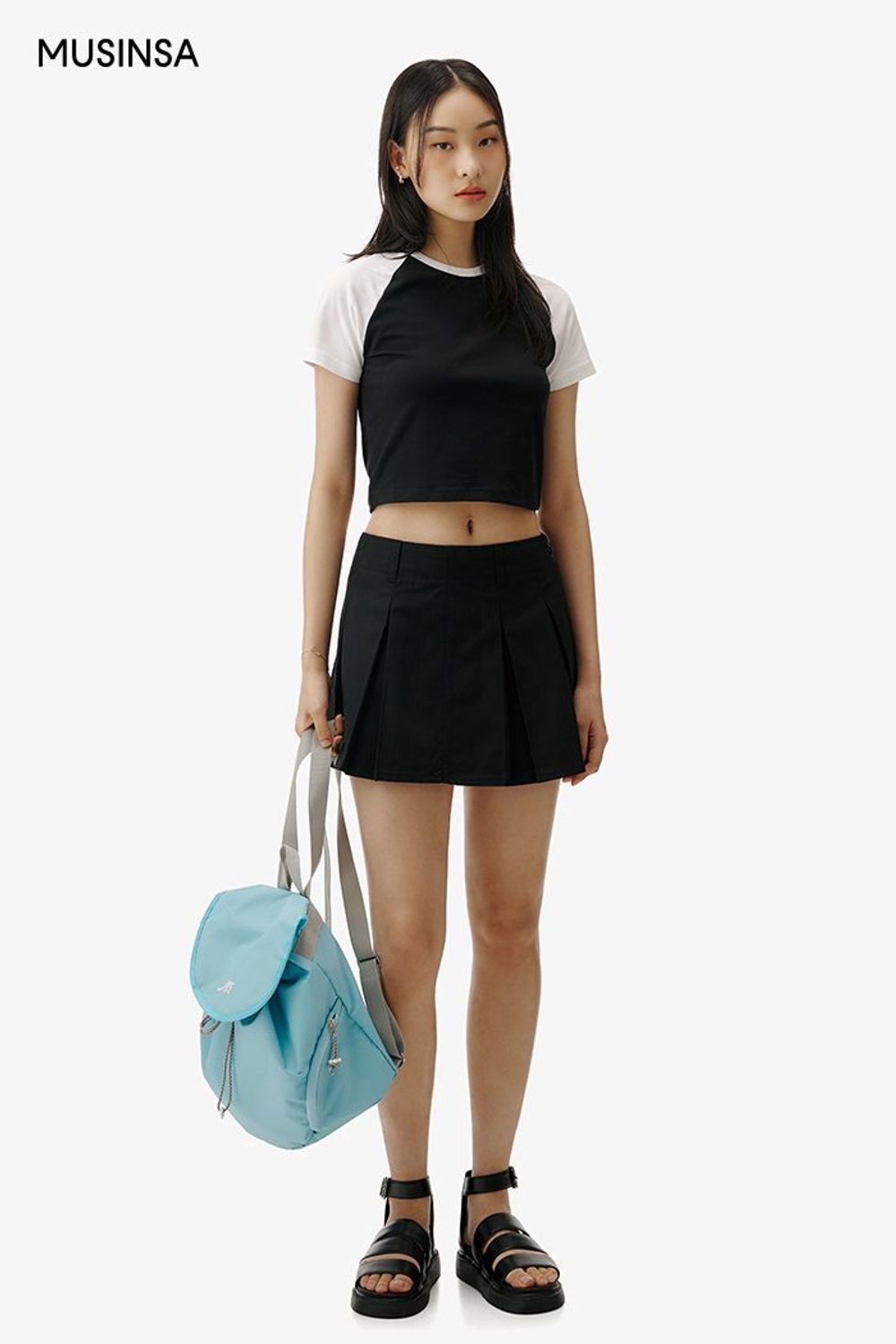래글런 티셔츠에 플리츠스커트를 더하고 백팩과 샌들로 마무리한 걸리시 룩 #컬러포인트 #컬러블록 #여친룩 #키높이 #래글런 #크롭 #여름 #걸리시 #플리츠스커트 #에디터_이민영