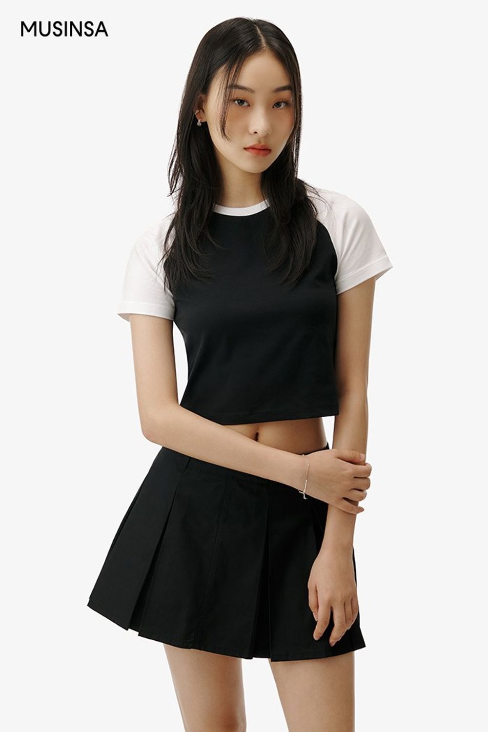 래글런 티셔츠에 플리츠스커트를 더하고 백팩과 샌들로 마무리한 걸리시 룩 #컬러포인트 #컬러블록 #여친룩 #키높이 #래글런 #크롭 #여름 #걸리시 #플리츠스커트 #에디터_이민영