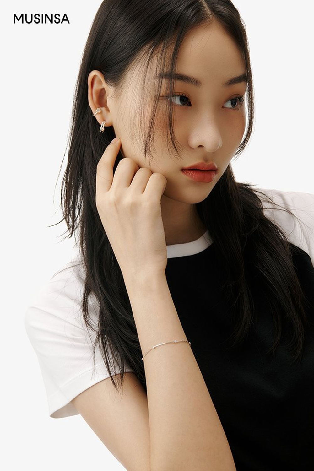 래글런 티셔츠에 플리츠스커트를 더하고 백팩과 샌들로 마무리한 걸리시 룩 #컬러포인트 #컬러블록 #여친룩 #키높이 #래글런 #크롭 #여름 #걸리시 #플리츠스커트 #에디터_이민영