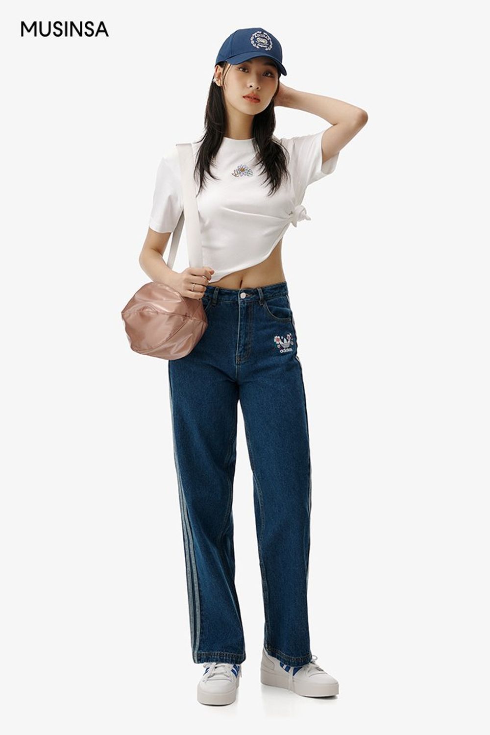 자수 디테일이 돋보이는 티셔츠와 데님 팬츠를 함께 입고 스니커즈로 완성한 캐주얼 룩 #편안한 #레터링 #꾸안꾸 #키높이 #자수 #여름 #캐주얼 #에디터_이민영