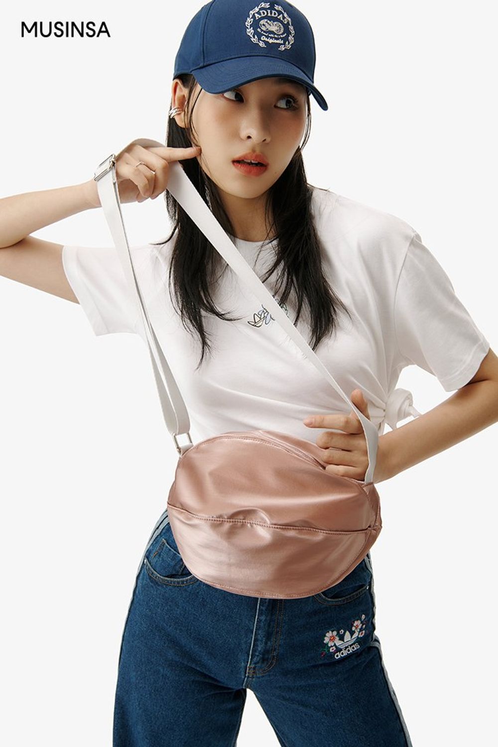자수 디테일이 돋보이는 티셔츠와 데님 팬츠를 함께 입고 스니커즈로 완성한 캐주얼 룩 #편안한 #레터링 #꾸안꾸 #키높이 #자수 #여름 #캐주얼 #에디터_이민영