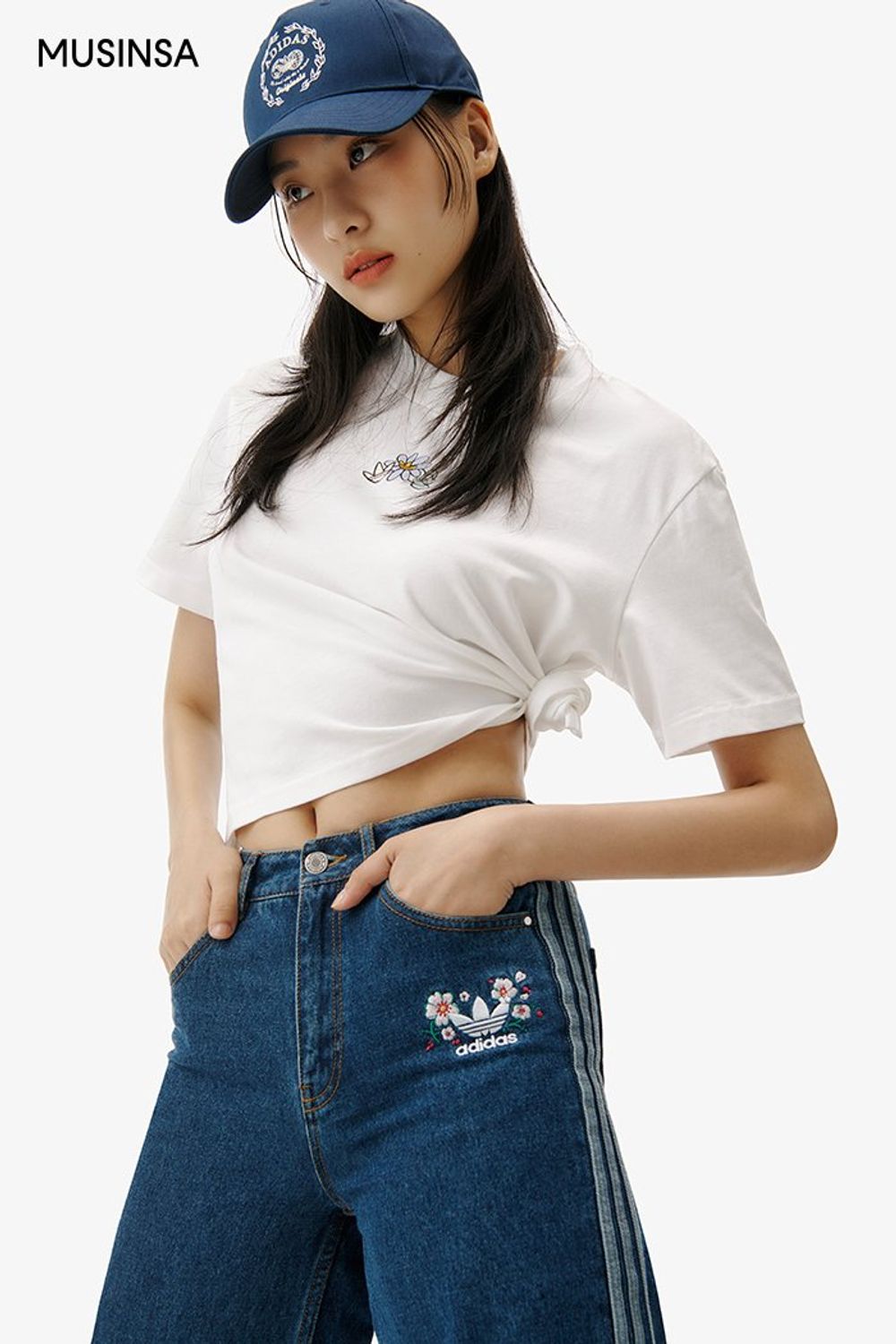 자수 디테일이 돋보이는 티셔츠와 데님 팬츠를 함께 입고 스니커즈로 완성한 캐주얼 룩 #편안한 #레터링 #꾸안꾸 #키높이 #자수 #여름 #캐주얼 #에디터_이민영