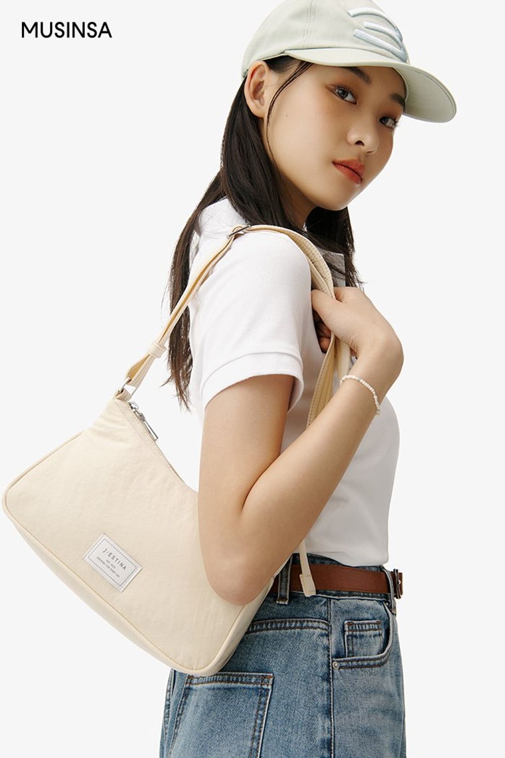 카라 티셔츠에 데님 롱스커트를 매치하고 볼캡으로 연출한 캐주얼 룩 #편안한 #심볼 #꾸안꾸 #키높이 #맥시 #여름 #캐주얼 #데님 #카라티셔츠 #에디터_이민영
