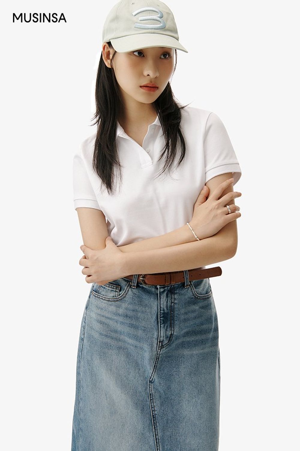 카라 티셔츠에 데님 롱스커트를 매치하고 볼캡으로 연출한 캐주얼 룩 #편안한 #심볼 #꾸안꾸 #키높이 #맥시 #여름 #캐주얼 #데님 #카라티셔츠 #에디터_이민영