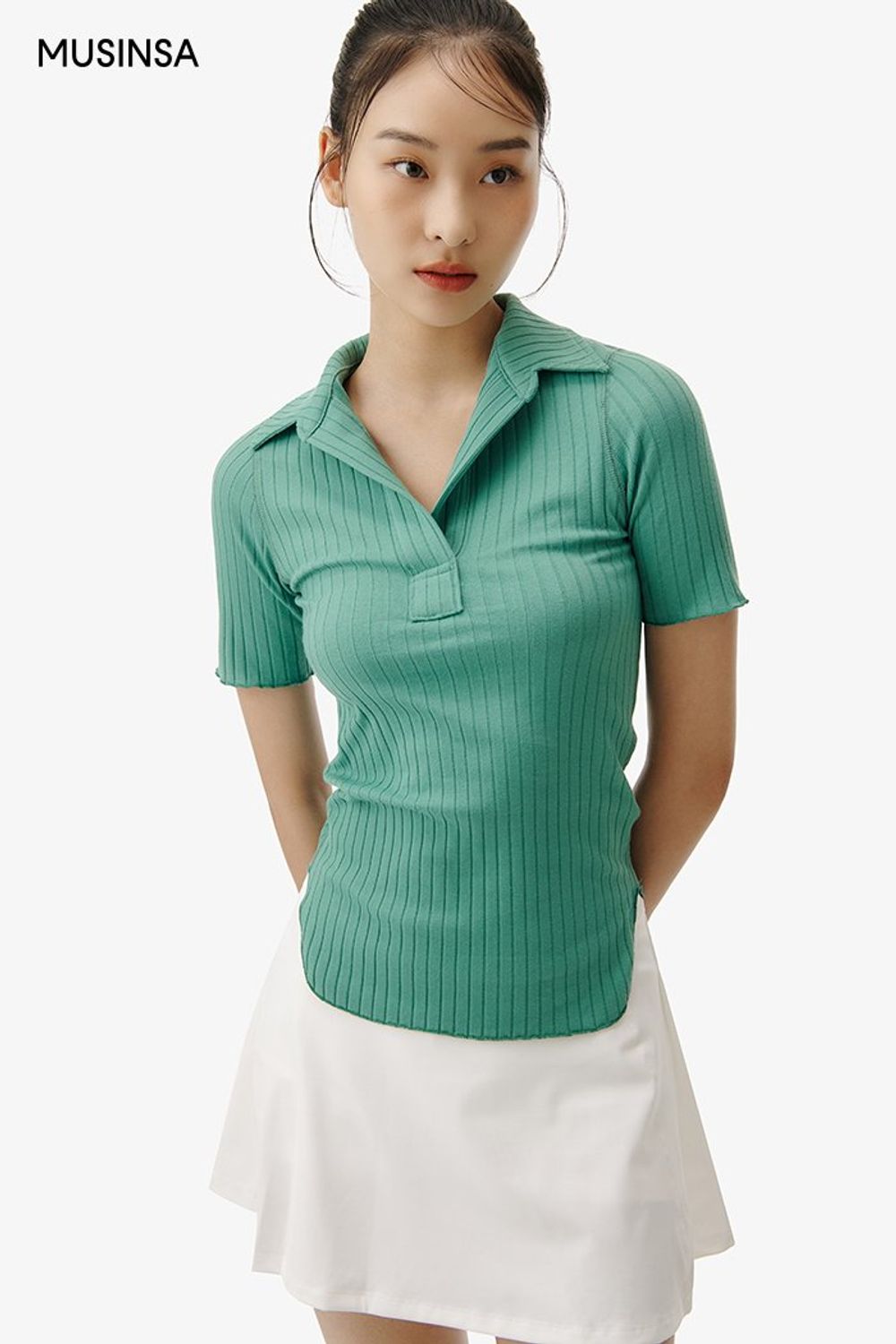 그린 컬러 카라 티셔츠에 스커트를 매치하고 스니커즈로 완성한 스포츠 룩 #컬러포인트 #짧치 #레저스포츠 #스포티 #컬러블록 #여름 #스포츠 #카라티셔츠 #테니스룩 #에디터_이민영