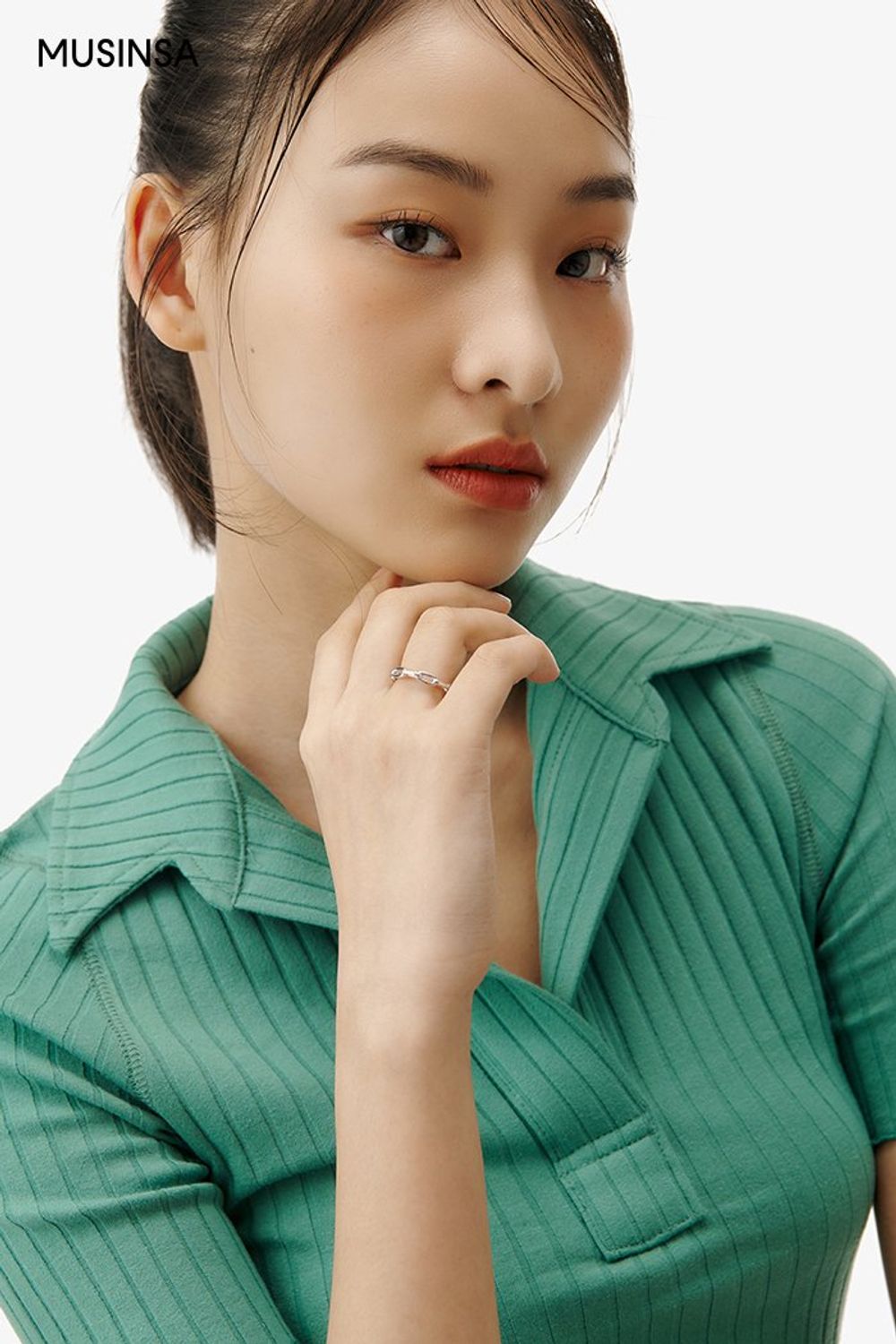 그린 컬러 카라 티셔츠에 스커트를 매치하고 스니커즈로 완성한 스포츠 룩 #컬러포인트 #짧치 #레저스포츠 #스포티 #컬러블록 #여름 #스포츠 #카라티셔츠 #테니스룩 #에디터_이민영