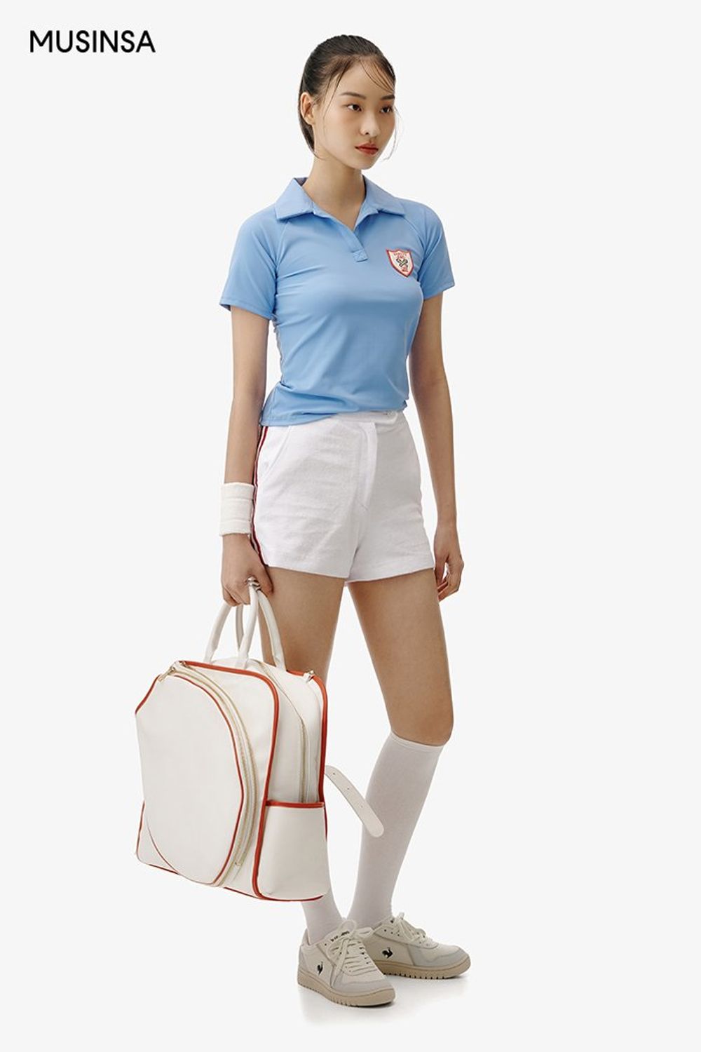 와펜이 돋보이는 카라 티셔츠와 숏 팬츠로 꾸민 스포츠 룩 #레저스포츠 #스포티 #와펜 #여름 #스포츠 #카라티셔츠 #테니스룩 #에디터_이민영