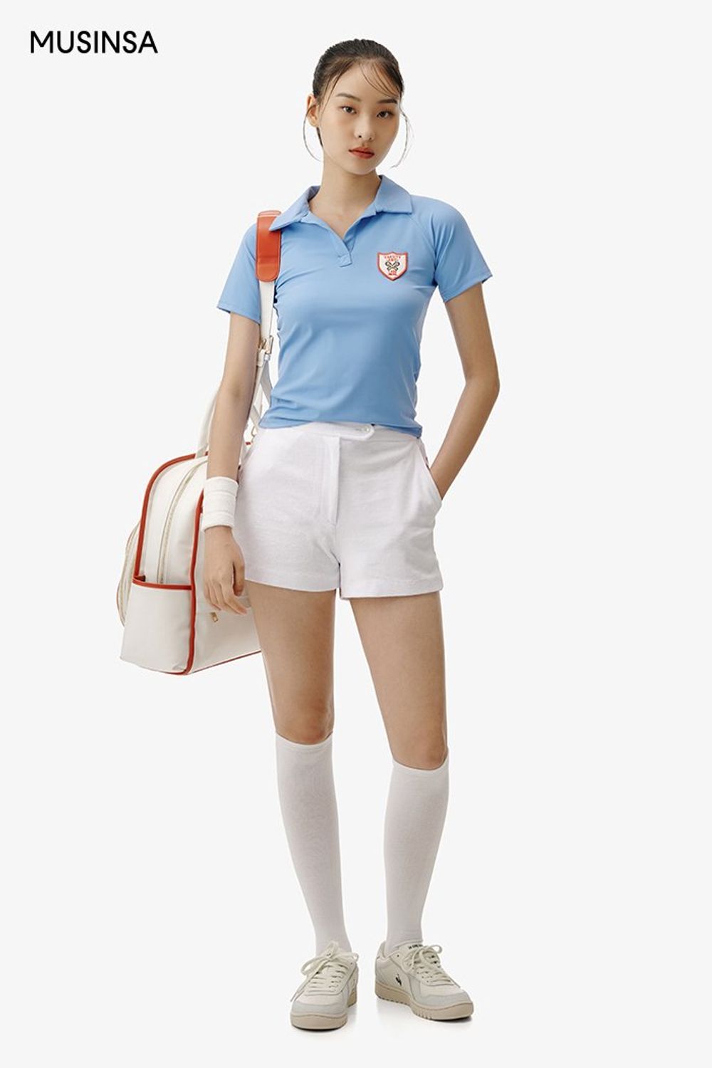 와펜이 돋보이는 카라 티셔츠와 숏 팬츠로 꾸민 스포츠 룩 #레저스포츠 #스포티 #와펜 #여름 #스포츠 #카라티셔츠 #테니스룩 #에디터_이민영