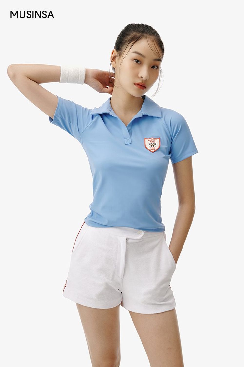 와펜이 돋보이는 카라 티셔츠와 숏 팬츠로 꾸민 스포츠 룩 #레저스포츠 #스포티 #와펜 #여름 #스포츠 #카라티셔츠 #테니스룩 #에디터_이민영