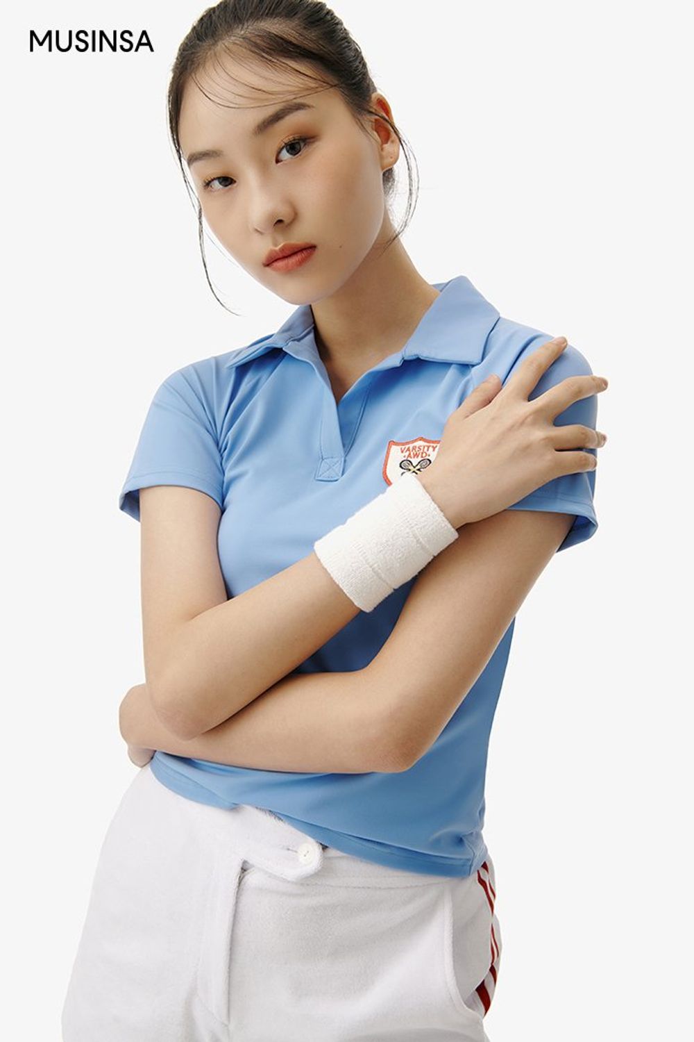 와펜이 돋보이는 카라 티셔츠와 숏 팬츠로 꾸민 스포츠 룩 #레저스포츠 #스포티 #와펜 #여름 #스포츠 #카라티셔츠 #테니스룩 #에디터_이민영