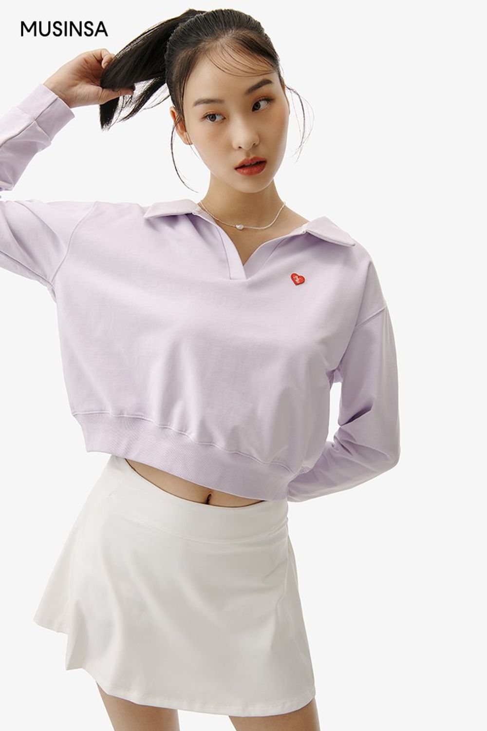 카라 디테일 스웨트셔츠에 스커트를 더해 완성한 스포츠 룩 #파스텔 #짧치 #레저스포츠 #스포티 #여름 #스포츠 #테니스룩 #에디터_이민영