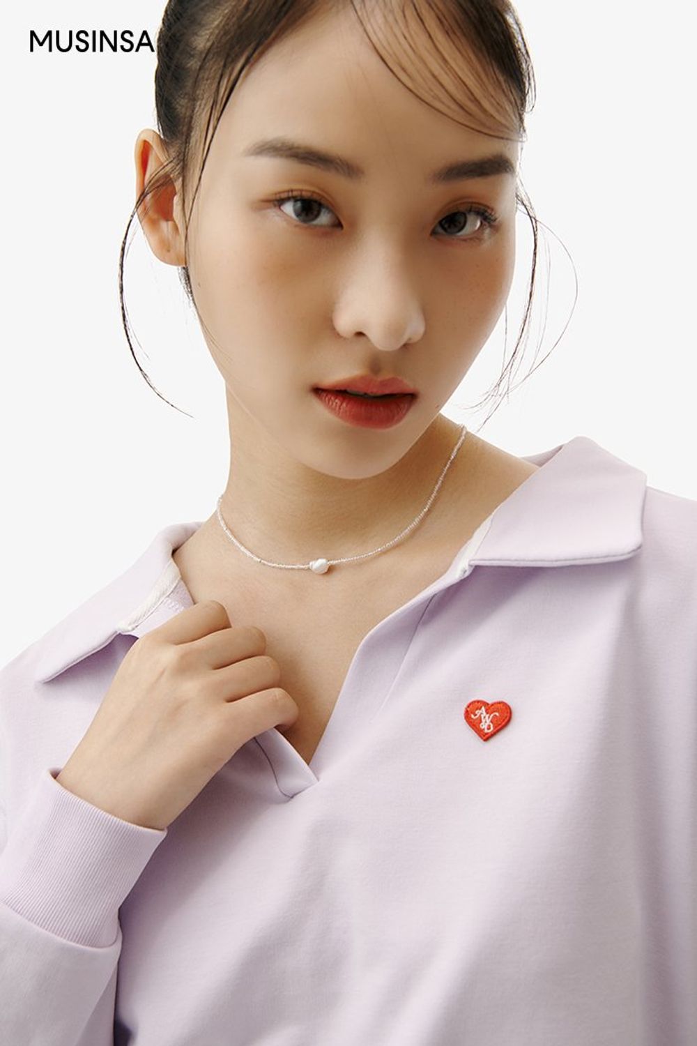 카라 디테일 스웨트셔츠에 스커트를 더해 완성한 스포츠 룩 #파스텔 #짧치 #레저스포츠 #스포티 #여름 #스포츠 #테니스룩 #에디터_이민영