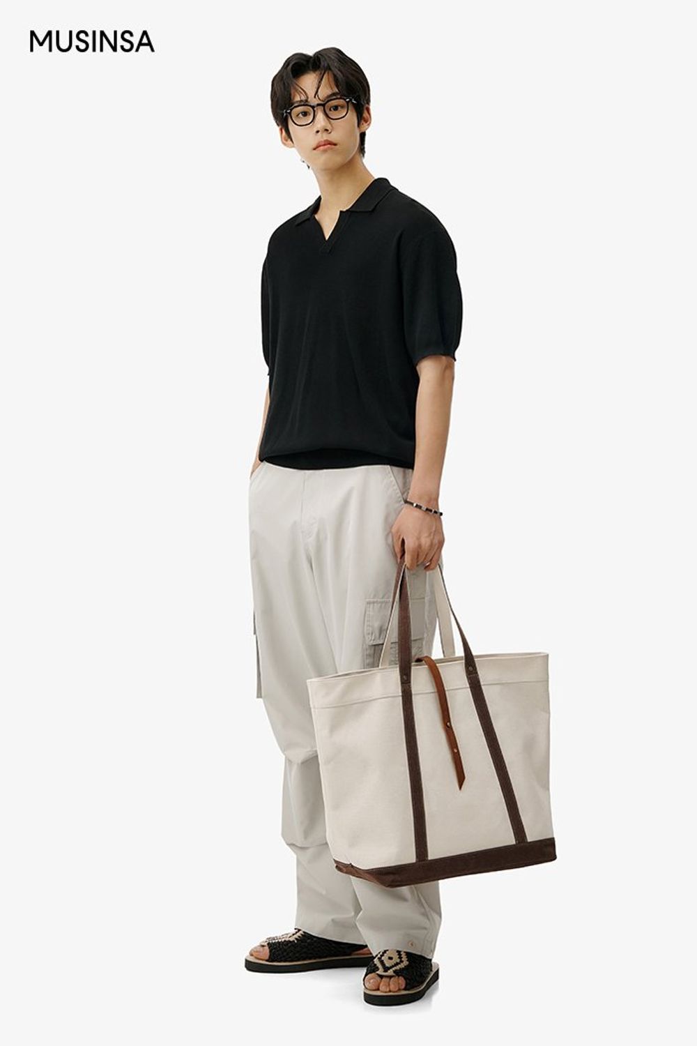 블랙 컬러 피케 니트에 카고 팬츠를 매치하고 샌들로 마무리한 캐주얼 룩 #단정한 #여름 #캐주얼 #카고팬츠 #피케니트 #에디터_이윤화
