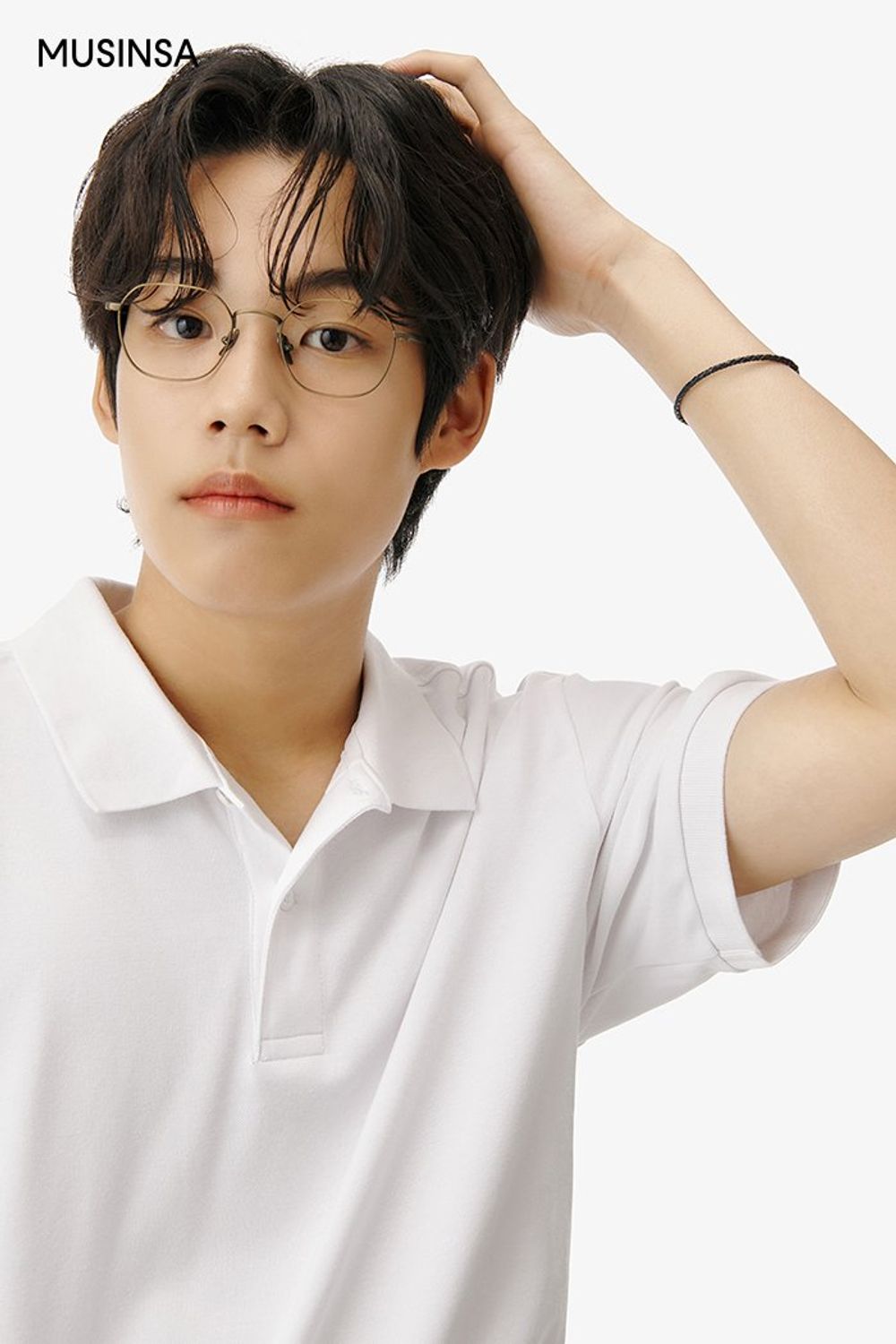 베이식한 피케 셔츠에 데님 팬츠를 코디하고 스니커즈로 완성한 캐주얼 룩 #편안한 #레귤러핏 #여름 #캐주얼 #데님팬츠 #린넨셔츠 #니트가방 #에디터_이윤화