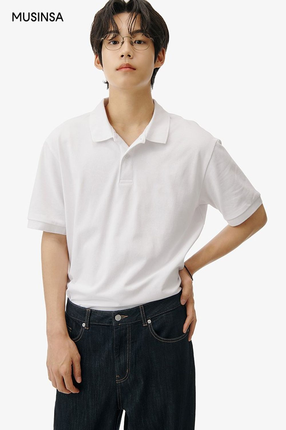 베이식한 피케 셔츠에 데님 팬츠를 코디하고 스니커즈로 완성한 캐주얼 룩 #편안한 #레귤러핏 #여름 #캐주얼 #데님팬츠 #린넨셔츠 #니트가방 #에디터_이윤화