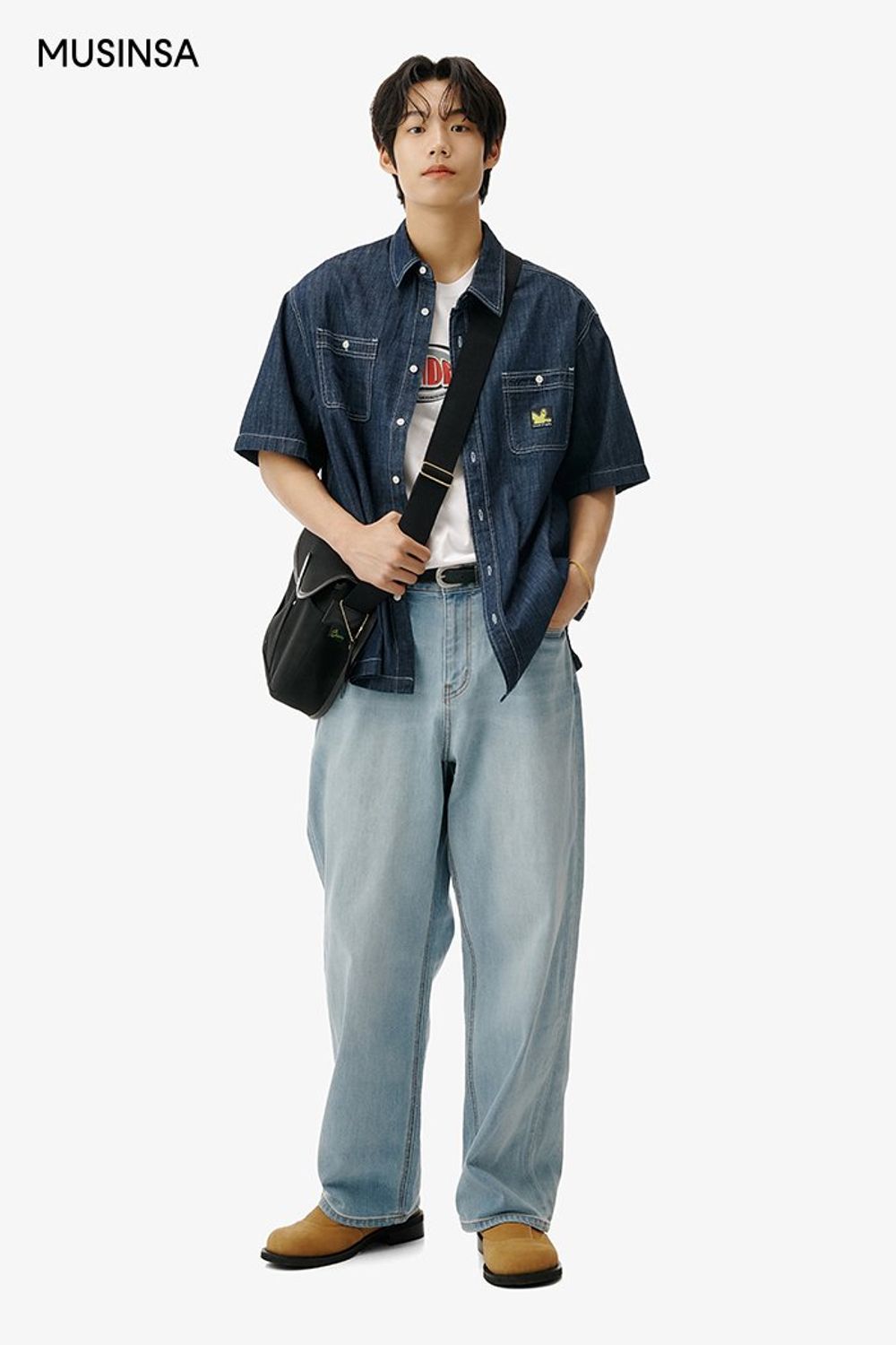 데님 셔츠와 티셔츠를 레이어드하고 라이트한 컬러의 데님 팬츠를 더해 스타일링한 캐주얼 룩 #로고플레이 #레이어드룩 #영캐주얼 #워싱 #여름 #캐주얼 #데님셔츠 #데님팬츠 #가죽벨트 #에디터_이윤화