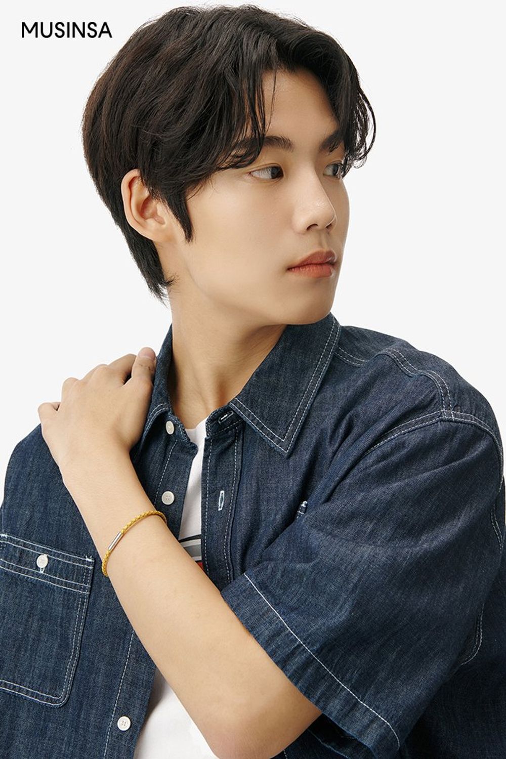 데님 셔츠와 티셔츠를 레이어드하고 라이트한 컬러의 데님 팬츠를 더해 스타일링한 캐주얼 룩 #로고플레이 #레이어드룩 #영캐주얼 #워싱 #여름 #캐주얼 #데님셔츠 #데님팬츠 #가죽벨트 #에디터_이윤화