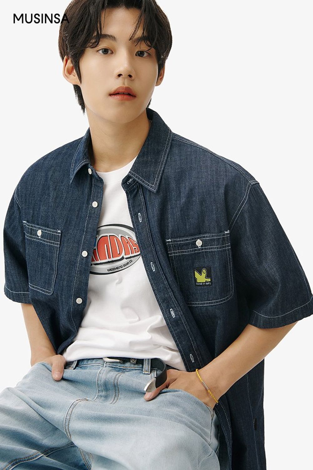 데님 셔츠와 티셔츠를 레이어드하고 라이트한 컬러의 데님 팬츠를 더해 스타일링한 캐주얼 룩 #로고플레이 #레이어드룩 #영캐주얼 #워싱 #여름 #캐주얼 #데님셔츠 #데님팬츠 #가죽벨트 #에디터_이윤화