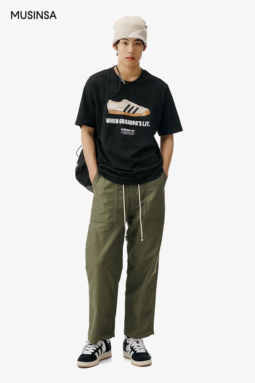 반소매 티셔츠에 카키 컬러 팬츠를 매치하고 비니와 스니커즈로 마무리한 캐주얼 룩 #그래픽 #힙합 #페스티벌 #영캐주얼 #여름 #캐주얼 #코튼팬츠 #에디터_이윤화