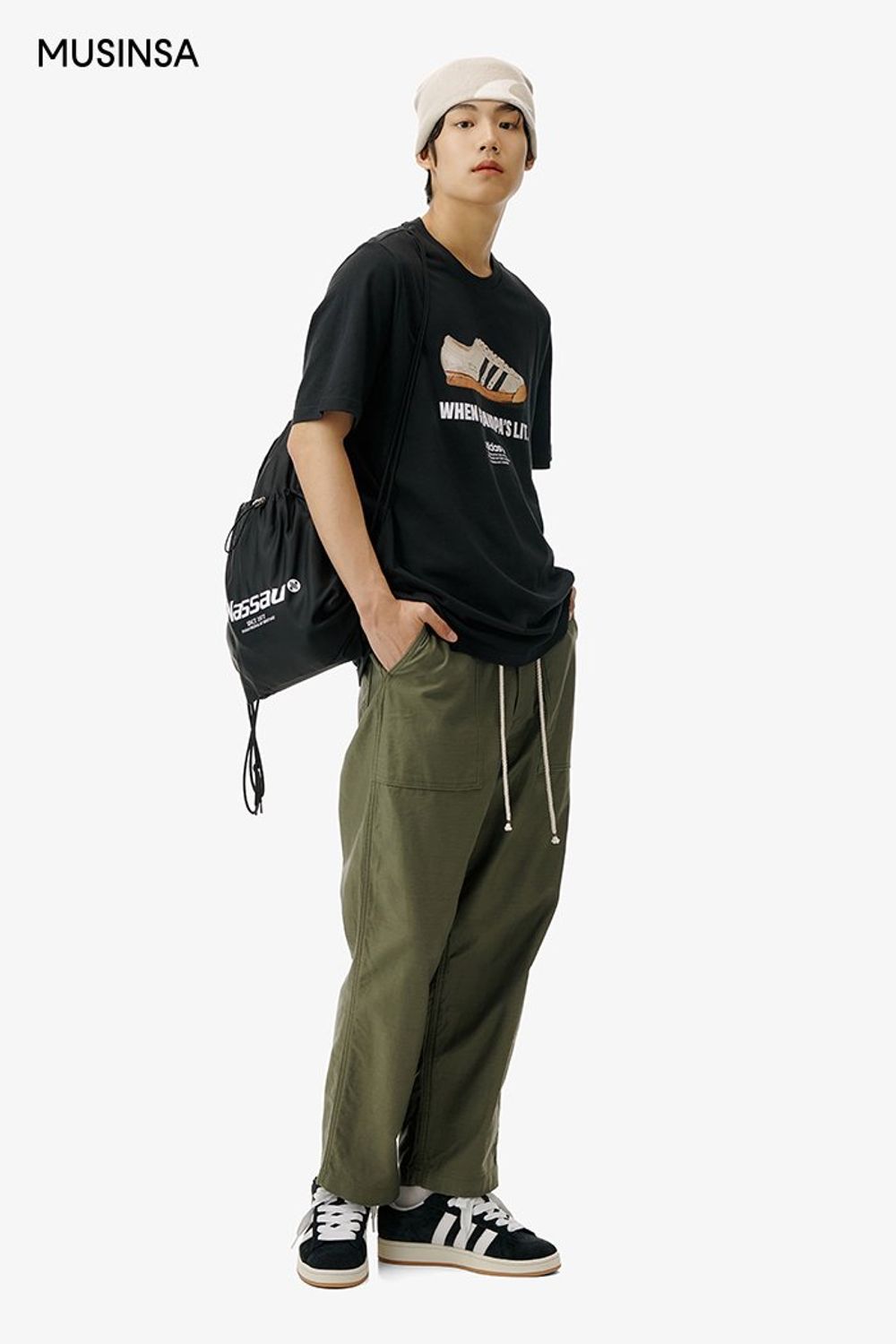 반소매 티셔츠에 카키 컬러 팬츠를 매치하고 비니와 스니커즈로 마무리한 캐주얼 룩 #그래픽 #힙합 #페스티벌 #영캐주얼 #여름 #캐주얼 #코튼팬츠 #에디터_이윤화