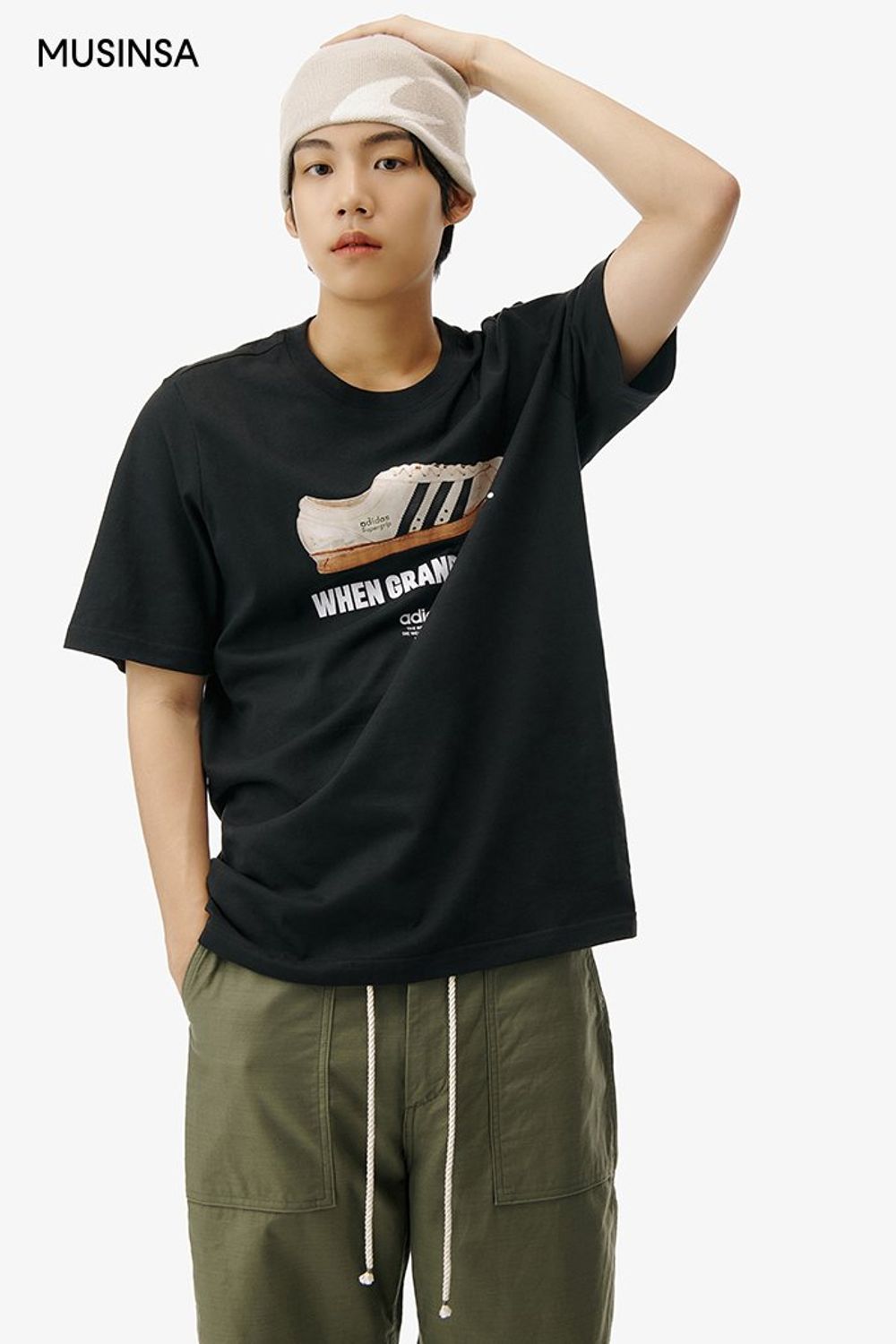 반소매 티셔츠에 카키 컬러 팬츠를 매치하고 비니와 스니커즈로 마무리한 캐주얼 룩 #그래픽 #힙합 #페스티벌 #영캐주얼 #여름 #캐주얼 #코튼팬츠 #에디터_이윤화