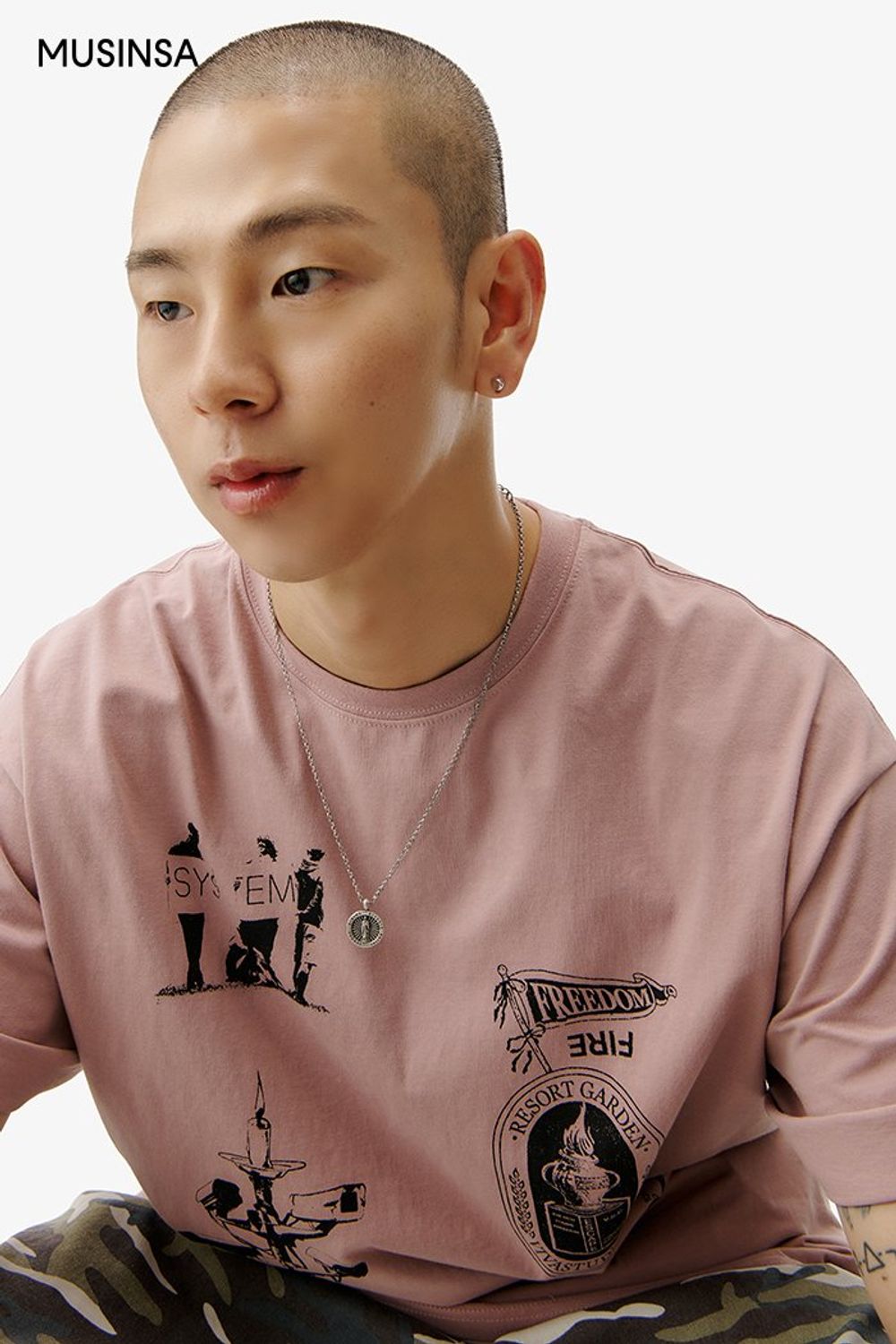 메시 소재 셔츠에 컬러 티셔츠와 패턴 팬츠로 완성한 스트릿 룩 #그래픽 #스트라이프 #카무플라주 #와이드핏 #여름 #스트릿 #메시 #에디터_최고은