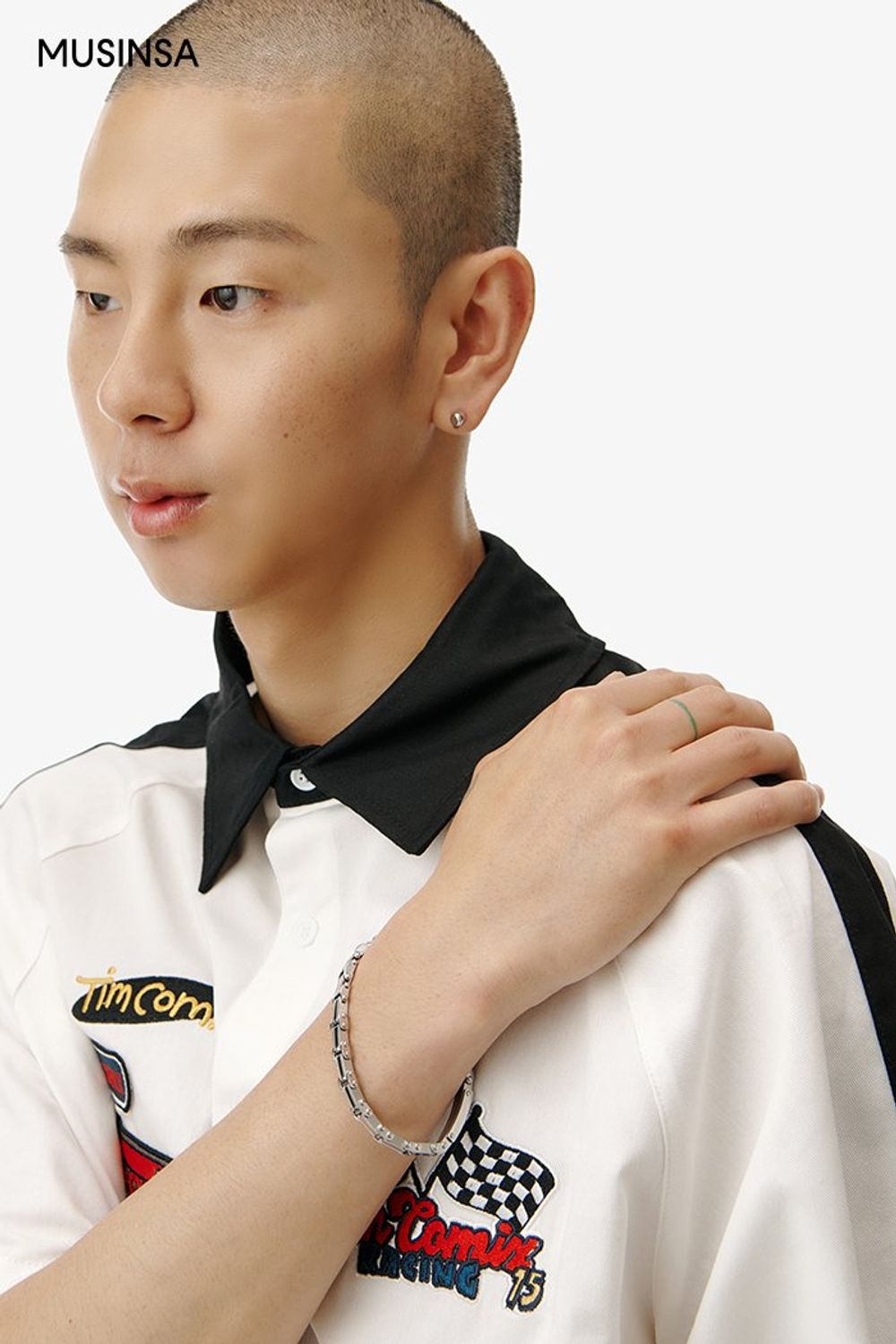 레이싱 셔츠에 카고 팬츠를 조합하고 인형 키링으로 포인트를 준 코디네이션 #유니크 #모노톤 #와펜 #컬러블록 #래글런 #카고 #스티치 #여름 #스트릿 #에디터_최고은