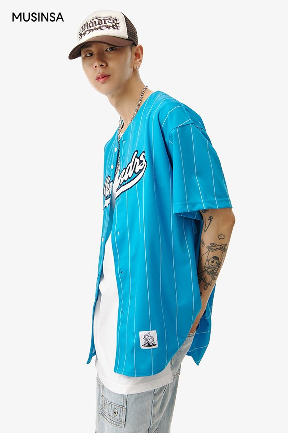 저지 티셔츠에 카고 팬츠를 코디한 스트릿 룩 #유니크 #와이드핏 #컬러블록 #카고 #여름 #스트릿 #메시 #저지티셔츠 #에디터_최고은