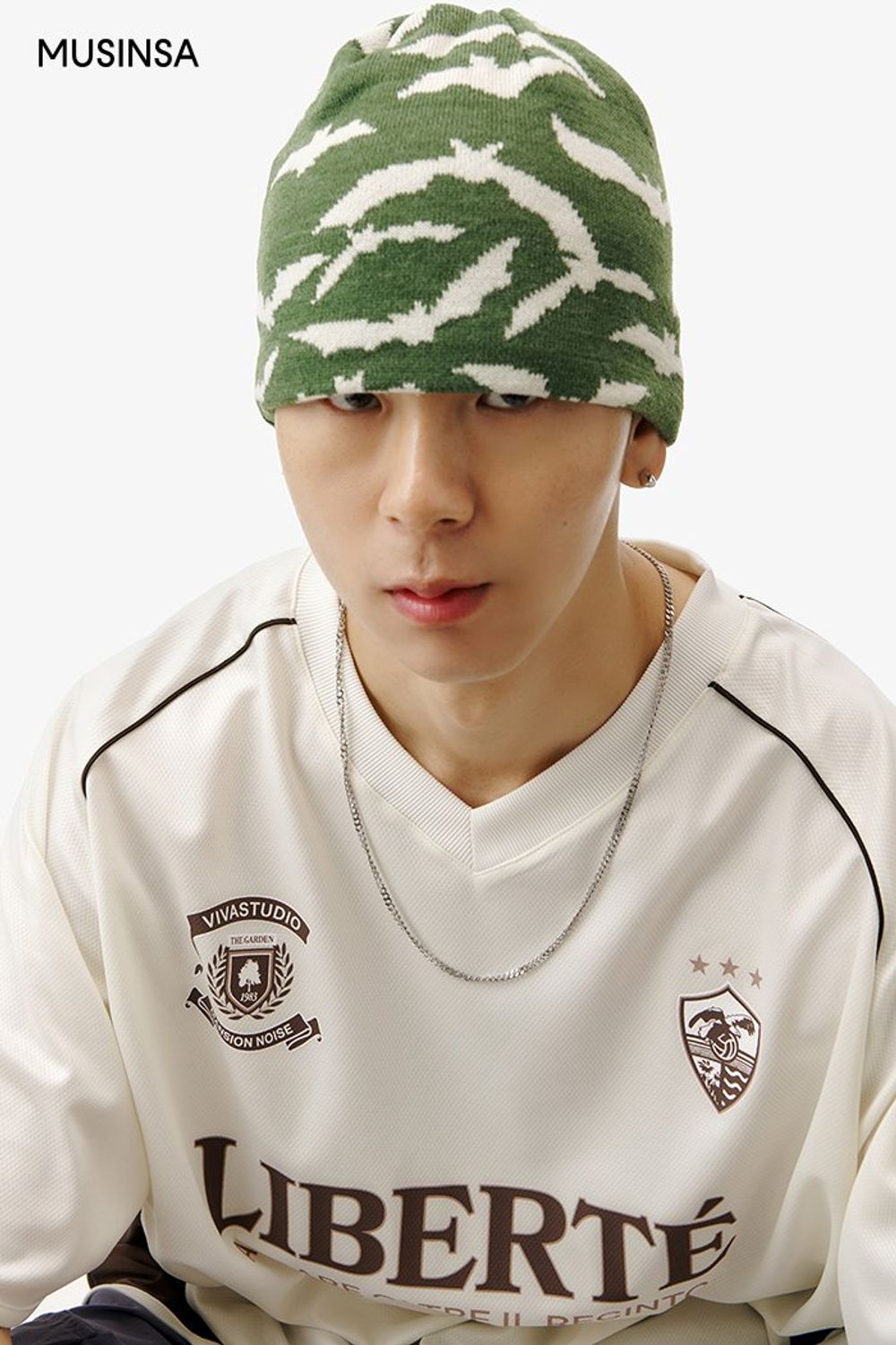 저지 티셔츠에 카고 팬츠를 더하고 비니로 포인트를 준 스트릿 룩 #유니크 #카고 #여름 #스트릿 #저지티셔츠 #아트웍 #에디터_최고은