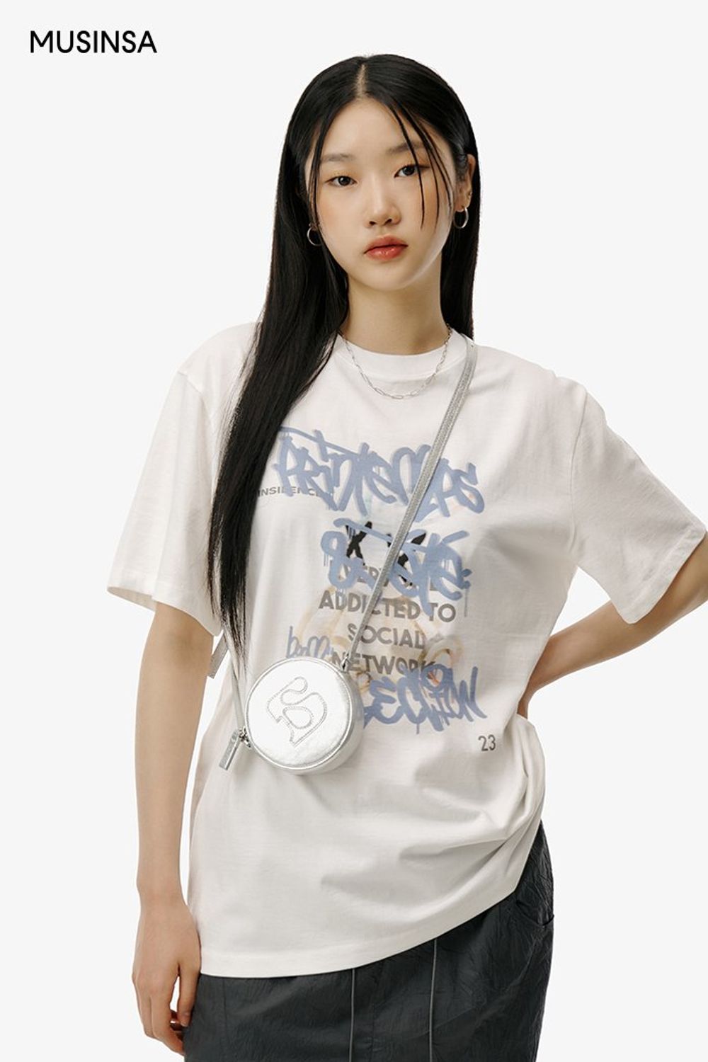 그래픽이 돋보이는 티셔츠와 조거 팬츠로 완성한 캐주얼 룩 #오버핏 #꾸안꾸 #마이크로백 #여름 #캐주얼 #실버 #에디터_이여름
