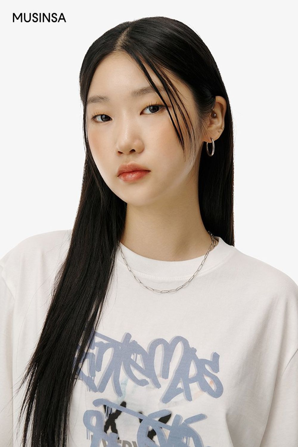 그래픽이 돋보이는 티셔츠와 조거 팬츠로 완성한 캐주얼 룩 #오버핏 #꾸안꾸 #마이크로백 #여름 #캐주얼 #실버 #에디터_이여름