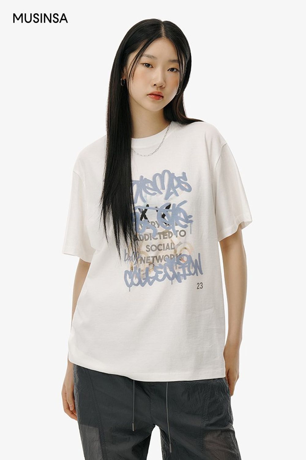 그래픽이 돋보이는 티셔츠와 조거 팬츠로 완성한 캐주얼 룩 #오버핏 #꾸안꾸 #마이크로백 #여름 #캐주얼 #실버 #에디터_이여름