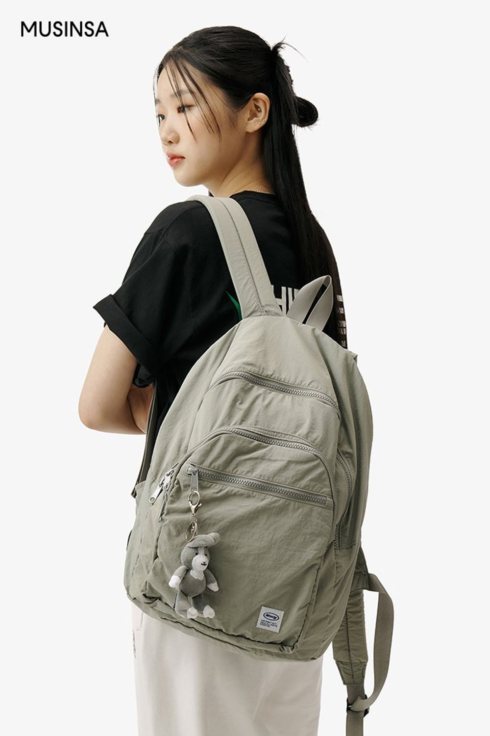 편하게 입기 좋은 반소매 티셔츠와 스웨트 팬츠로 완성한 캐주얼 룩 #편안한 #오버핏 #모노톤 #여름 #캐주얼 #에디터_이여름