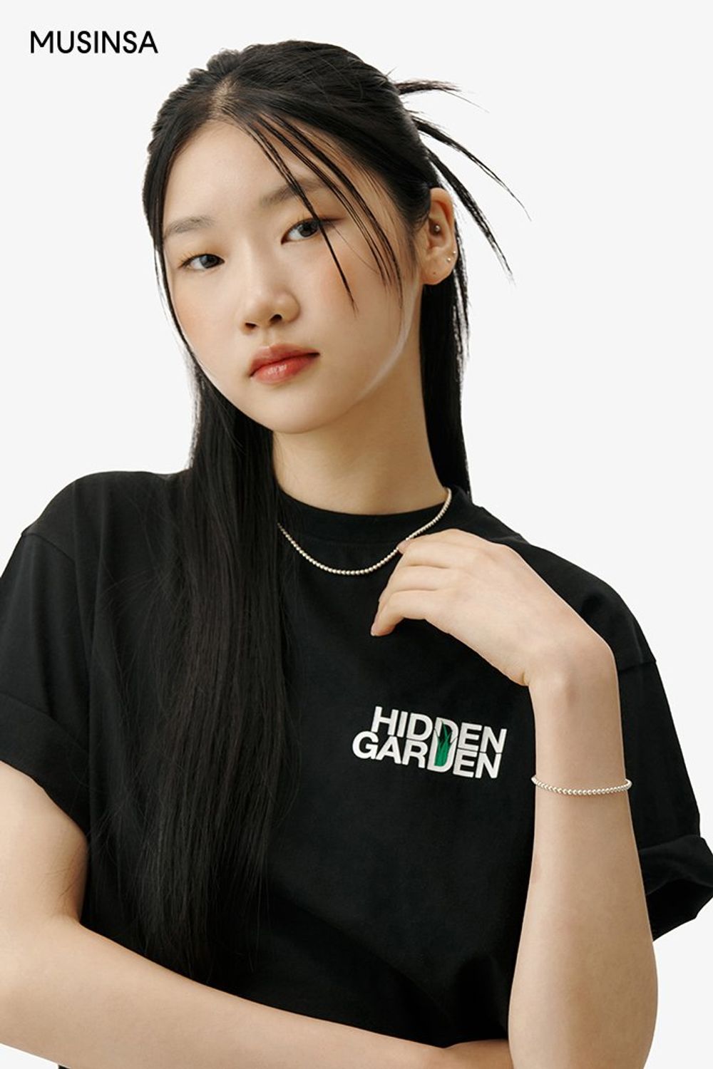 편하게 입기 좋은 반소매 티셔츠와 스웨트 팬츠로 완성한 캐주얼 룩 #편안한 #오버핏 #모노톤 #여름 #캐주얼 #에디터_이여름