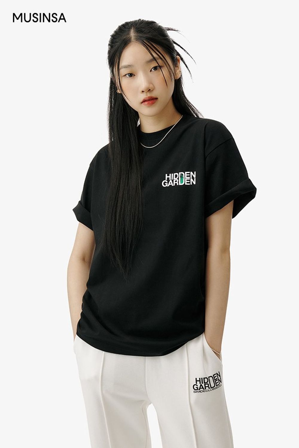 편하게 입기 좋은 반소매 티셔츠와 스웨트 팬츠로 완성한 캐주얼 룩 #편안한 #오버핏 #모노톤 #여름 #캐주얼 #에디터_이여름