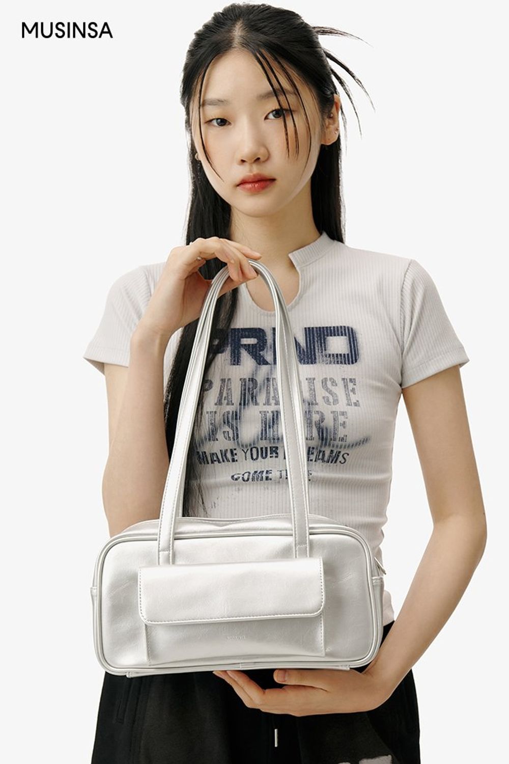 그래픽이 돋보이는 티셔츠와 스웨트 팬츠로 완성한 캐주얼 룩 #편안한 #슬릿 #여름 #캐주얼 #실버 #에디터_이여름