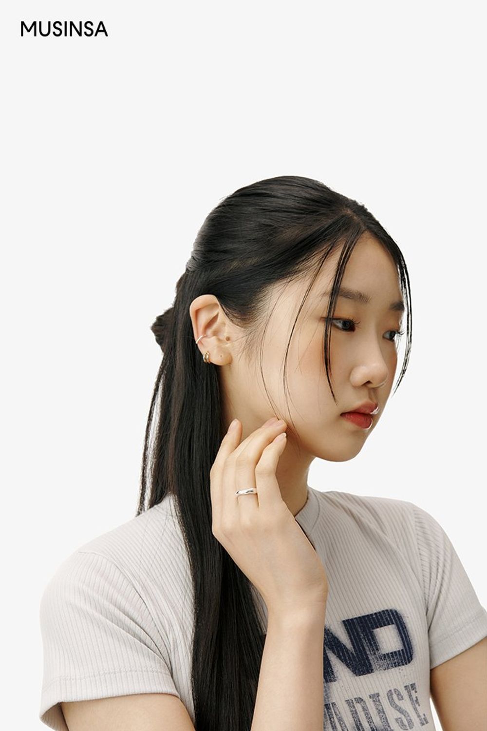 그래픽이 돋보이는 티셔츠와 스웨트 팬츠로 완성한 캐주얼 룩 #편안한 #슬릿 #여름 #캐주얼 #실버 #에디터_이여름