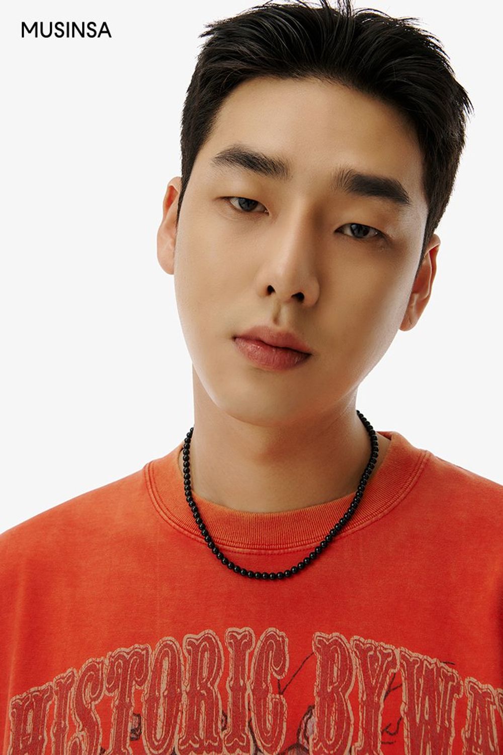 반소매 티셔츠에 데님 팬츠를 매치하고 에코 백을 더해 완성한 캐주얼 룩 #그래픽 #오버핏 #컬러포인트 #페이즐리 #스티치 #봄 #캐주얼 #에디터_이소영
